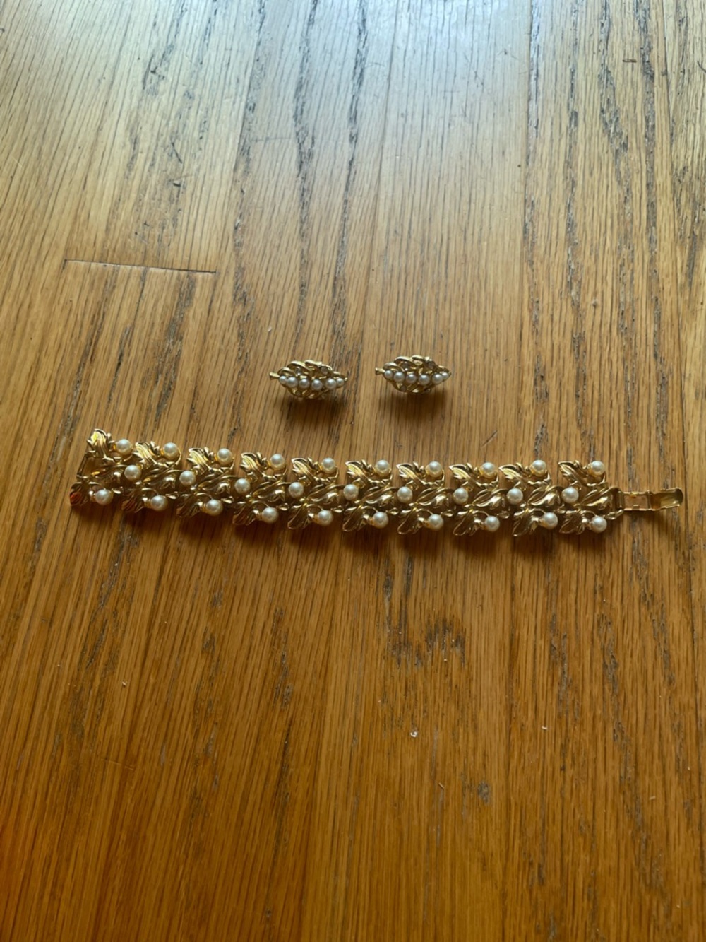 Vintage costume jewelry Gold Leaf Pearl Accent Bracelet and Earrings Set - Picture 2 of 4